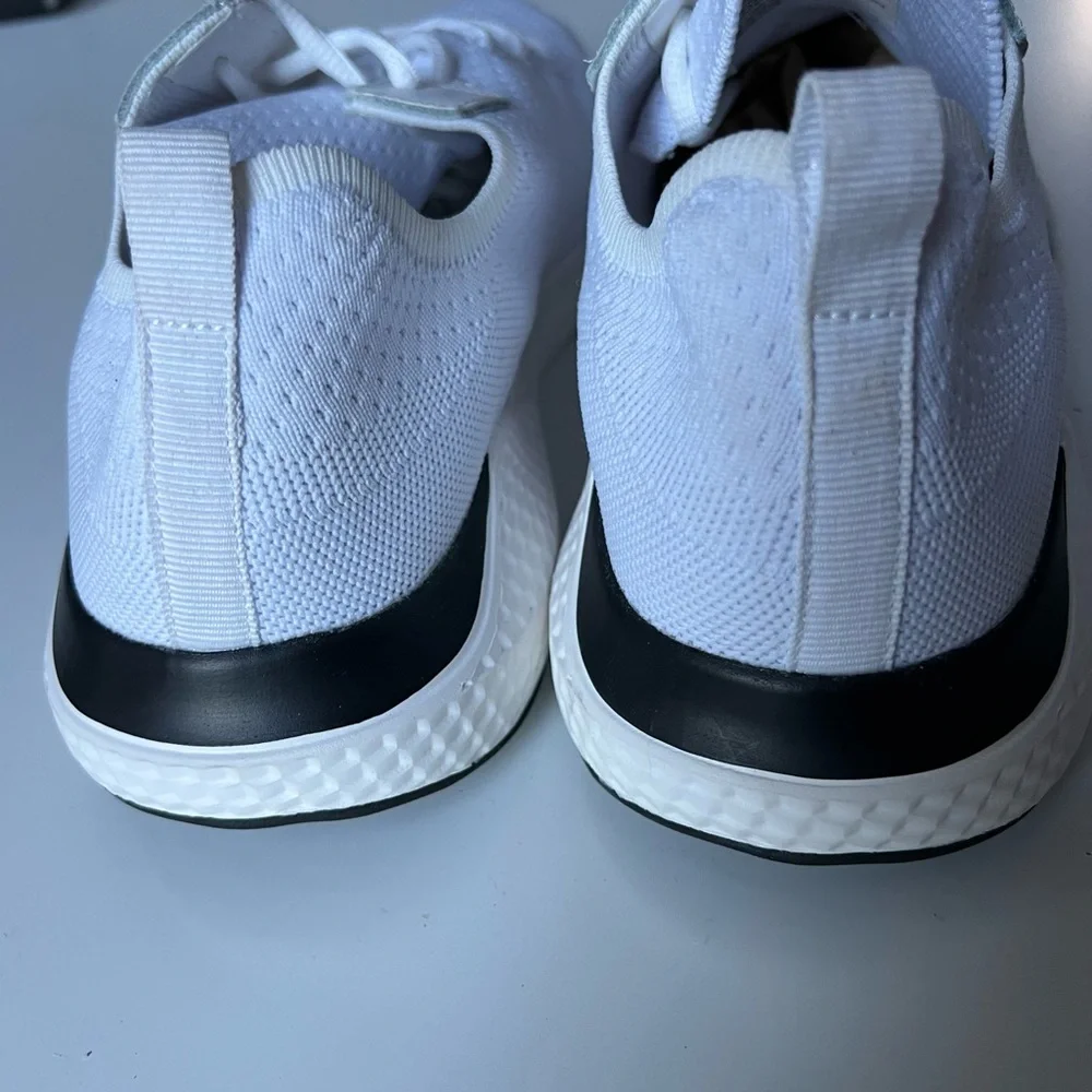American Eagle Outfitters Men’s White Athletic Sneakers w black accents, Sz 11